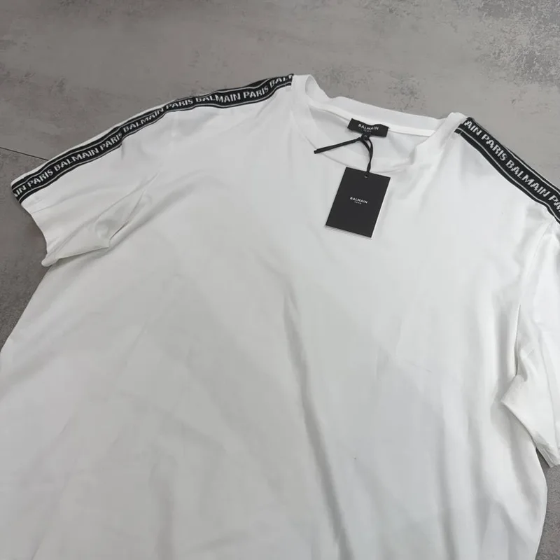 Camiseta Balmain branca faixa preta Balmain Paris ombros/mangas