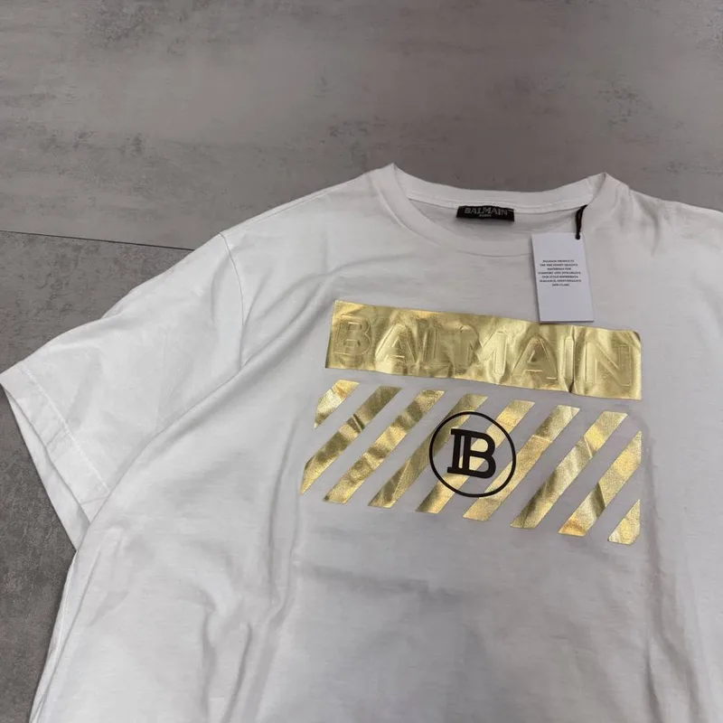 Camiseta Balmain branca estampa dourada Balmain e B frontal