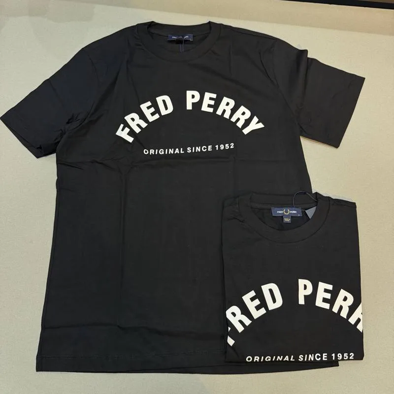 Camiseta Fred Perry preta escrita branca Original Since 1952