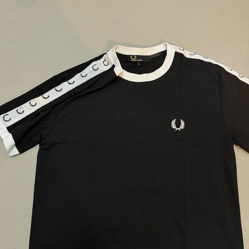 Camiseta Fred Perry preta gola branca faixa nos ombros com logos
