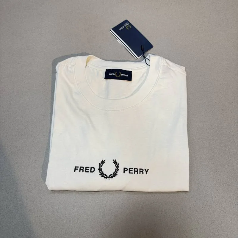 Camiseta Fred Perry branca logo e escrita preta frontal