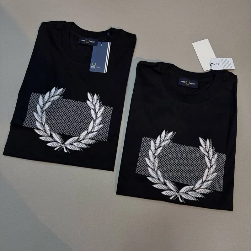 Camiseta Fred Perry preta estampa grande de louros branca/cinza