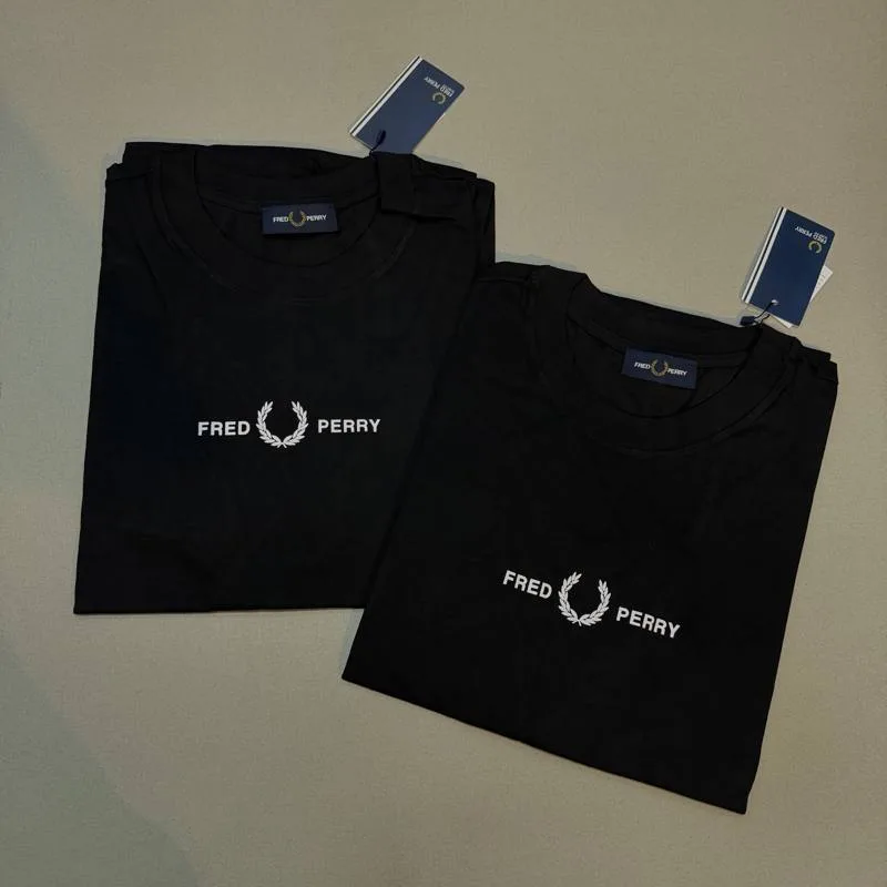 Camiseta Fred Perry preta logo e escrita branca pequena frontal