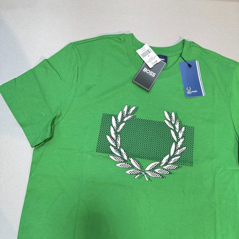 Camiseta Fred Perry verde estampa grande de louros branca/preta