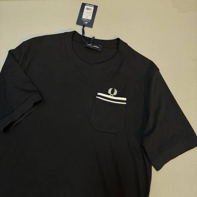 Camiseta Fred Perry preta com bolso frontal listrado e logo branco