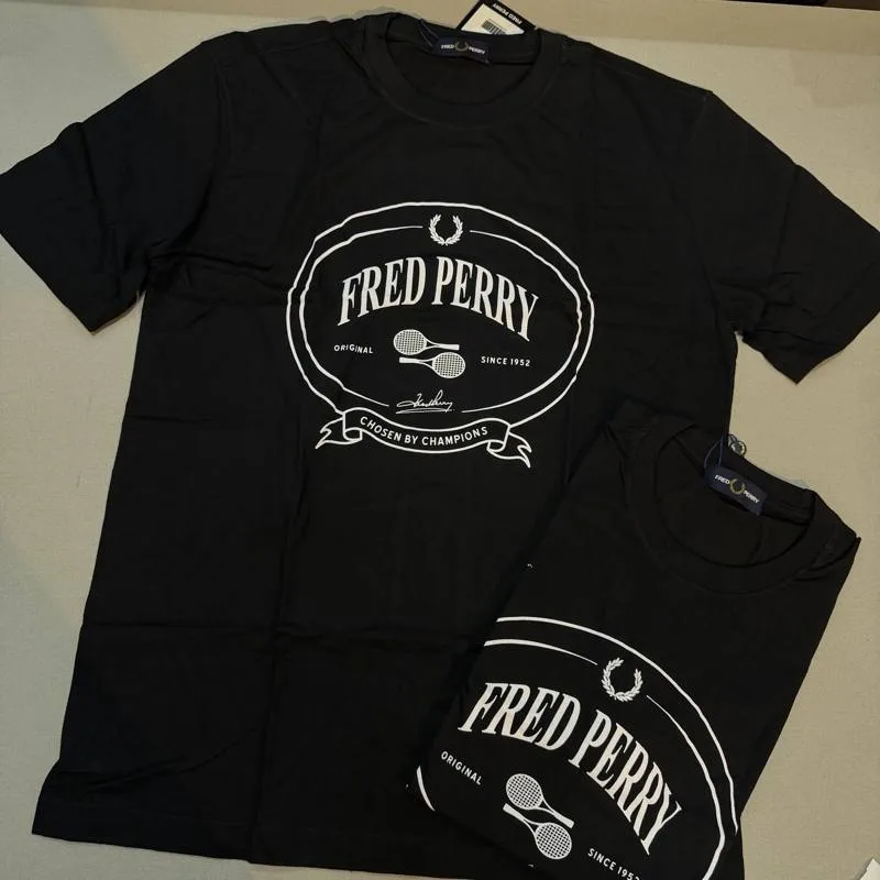 Camiseta Fred Perry preta estampa branca com raquetes e brasao