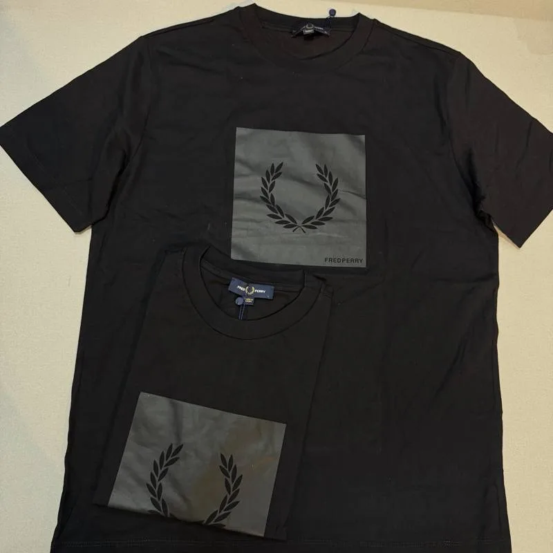Camiseta Fred Perry preta estampa retangular cinza com louros