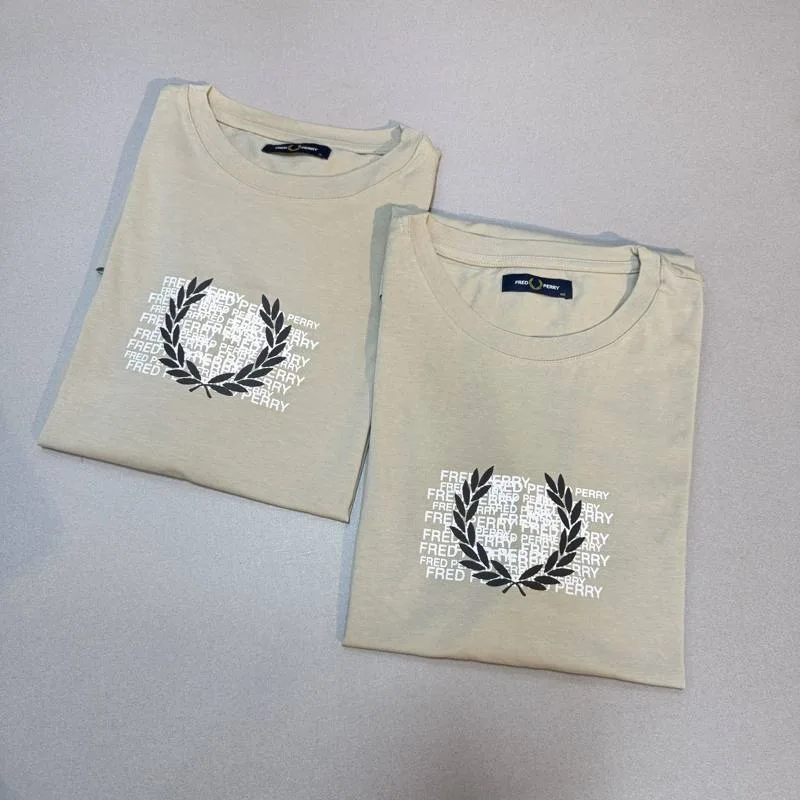 Camiseta Fred Perry bege estampa louros preto e escrita branca
