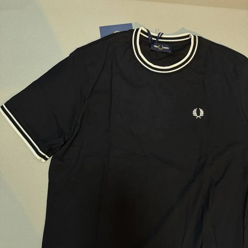 Camiseta Fred Perry preta gola e punhos listrados branco/preto
