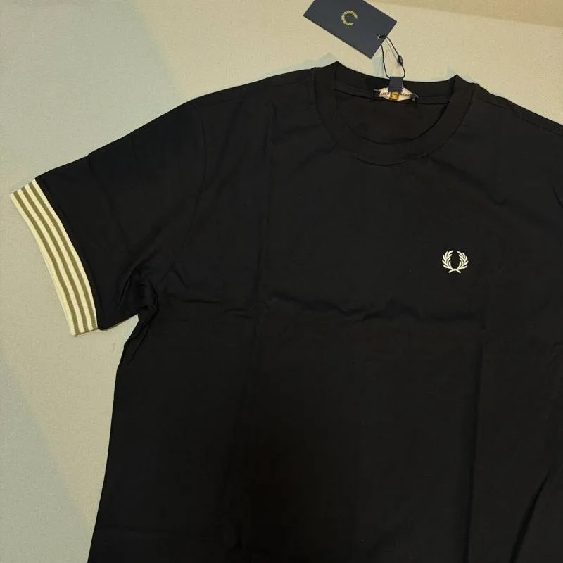 Camiseta Fred Perry preta logo branco detalhe listrado branco/bege manga