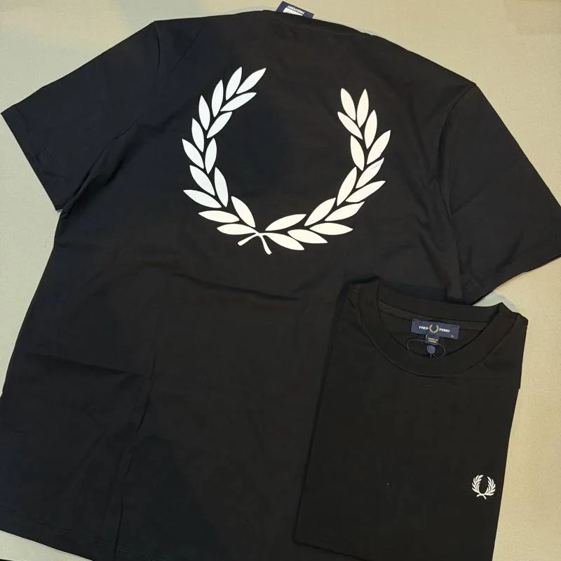 Camiseta Fred Perry preta logo pequeno frontal e louros grandes costas