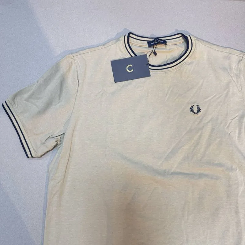 Camiseta Fred Perry off-white gola e punhos azul-marinho