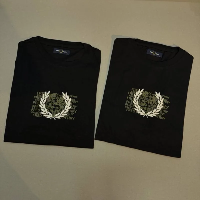 Camiseta Fred Perry preta louros brancos escrita verde-oliva