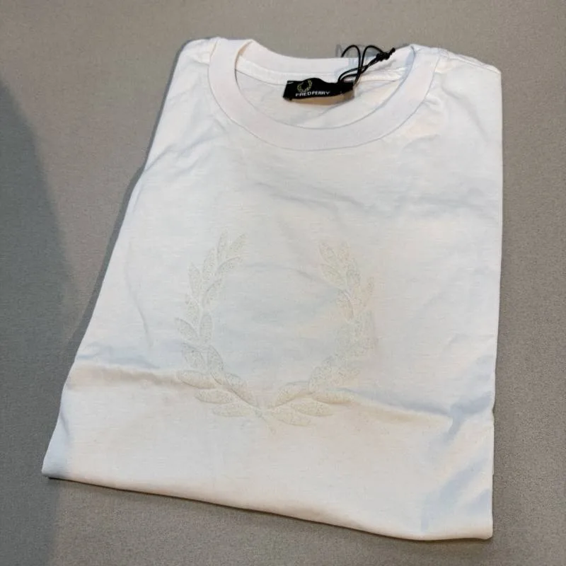 Camiseta Fred Perry branca estampa de louros em tom claro
