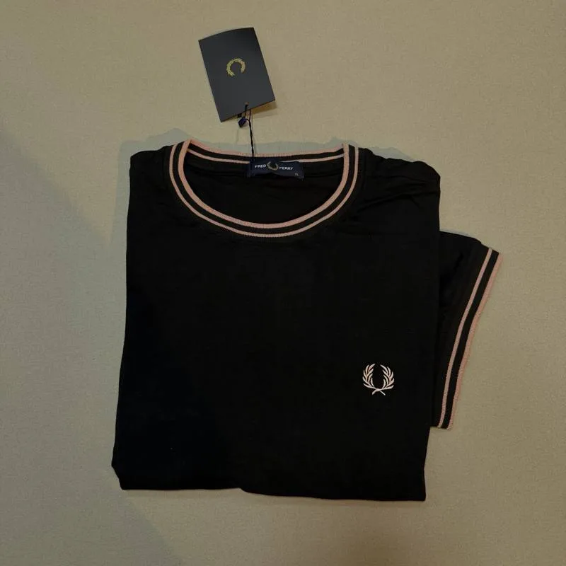 Camiseta Fred Perry preta gola e punhos rose e logo rose