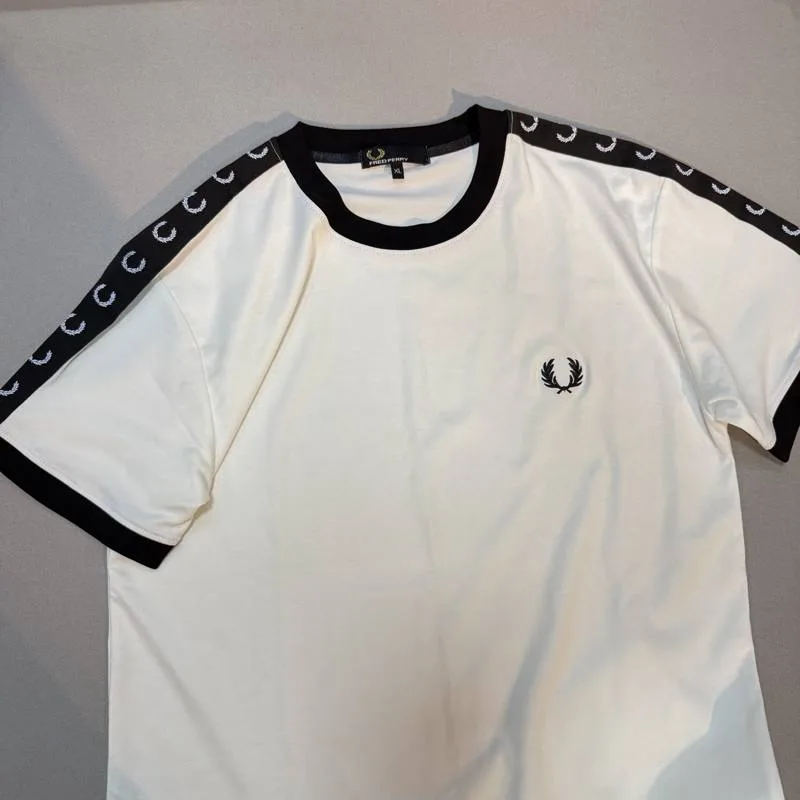 Camiseta Fred Perry branca gola preta faixa nos ombros com louros