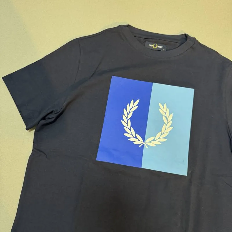 Camiseta Fred Perry preta estampa azul royal/azul claro com louros