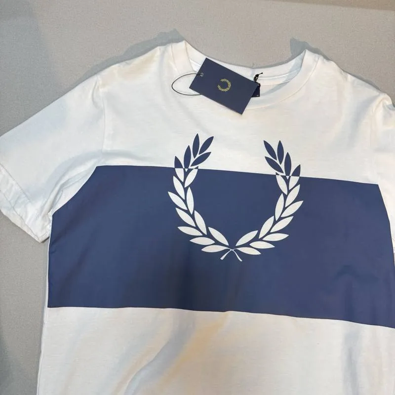 Camiseta Fred Perry branca faixa azul-marinho larga com louros