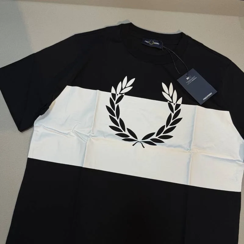 Camiseta Fred Perry preta faixa branca larga frontal com louros