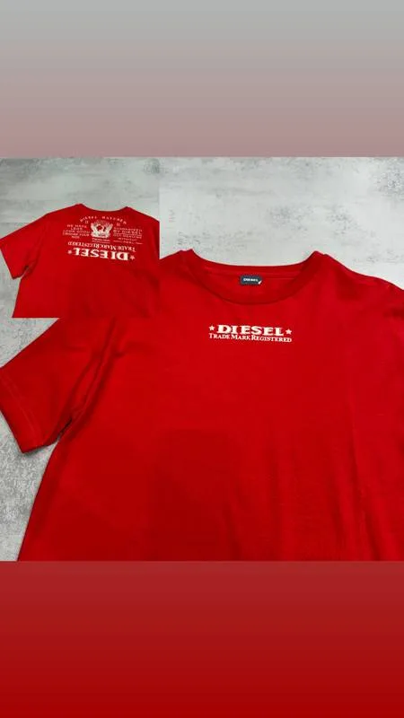 Camiseta Diesel vermelha escrita branca frontal e estampa branca costas