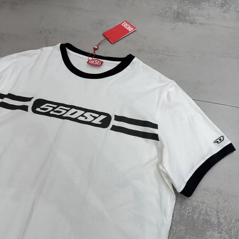 Camiseta Diesel branca gola e punhos pretos estampa 55DSL