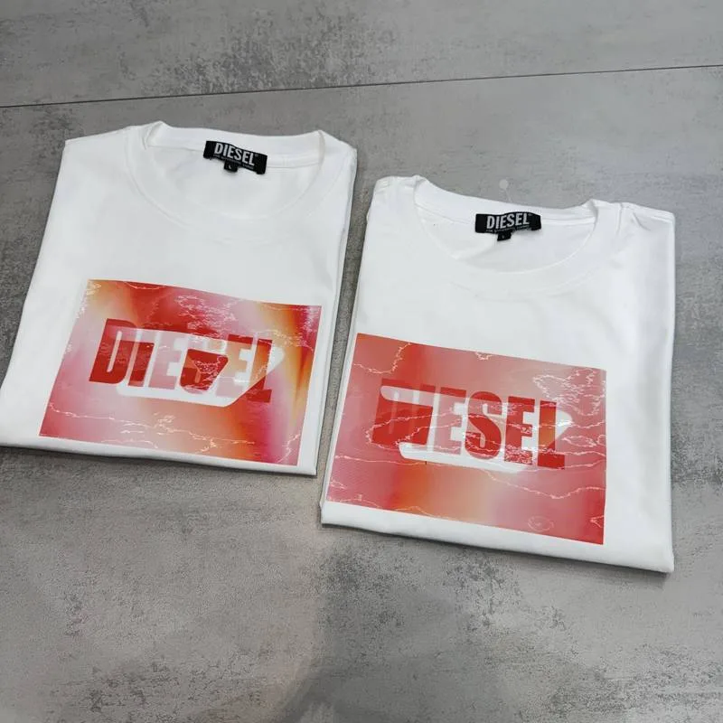 Camiseta Diesel branca estampa retangular vermelha laranja