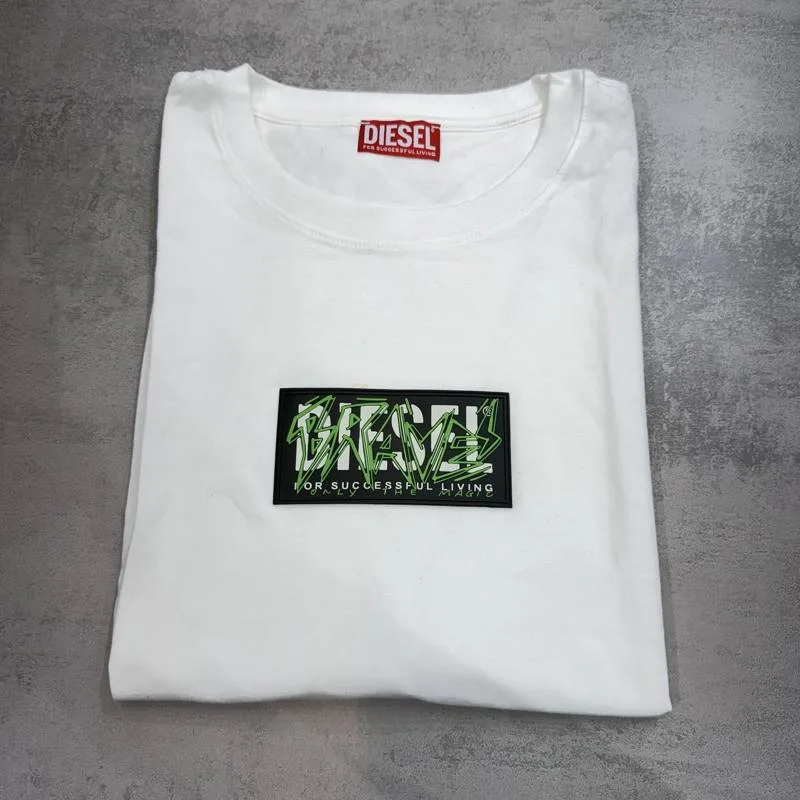 Camiseta Diesel branca patch frontal preto branco verde