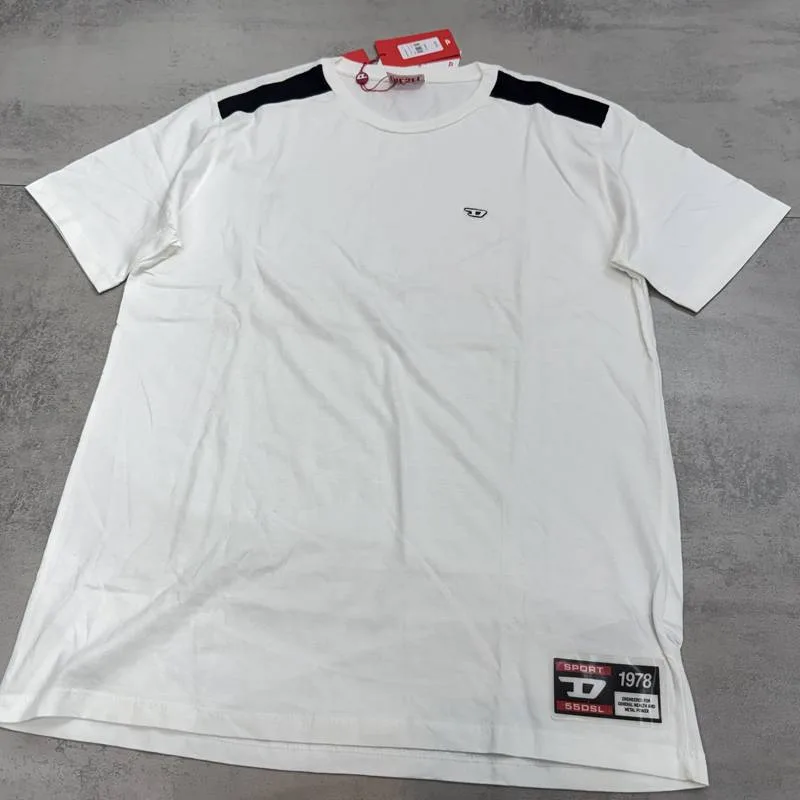 Camiseta Diesel branca detalhes pretos ombros patch Sport 1978