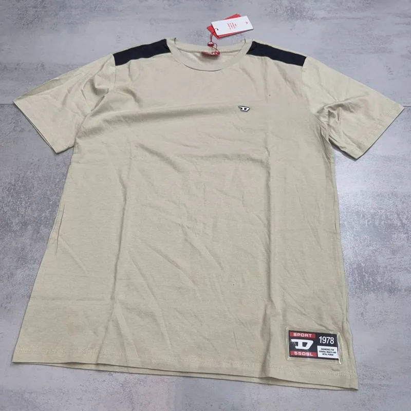 Camiseta Diesel bege detalhes pretos ombros patch Sport 1978