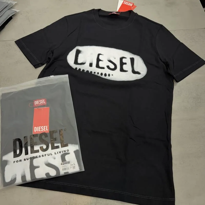 Camiseta Diesel preta estampa grande branca estilo spray