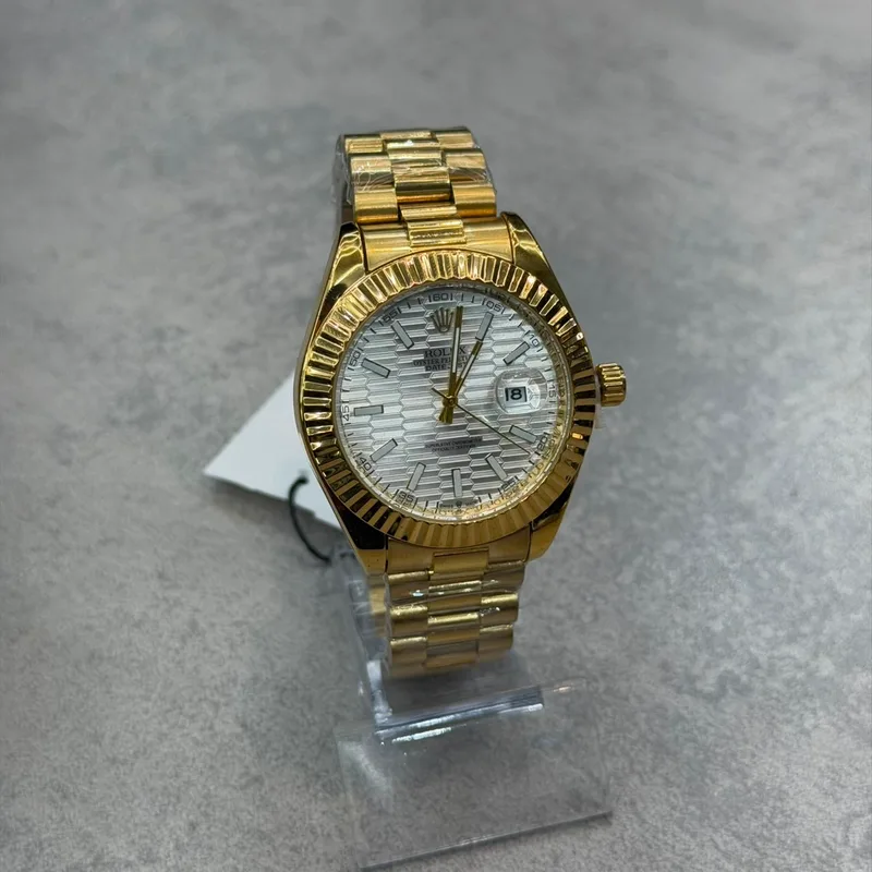 Relógio Rolex Dourado Fundo Branco Mod. 2