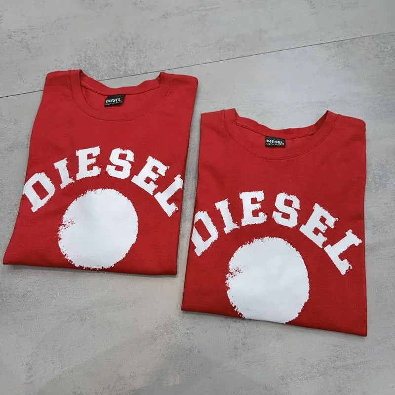 Camiseta Diesel vermelha estampa branca grande escrita Diesel e circulo