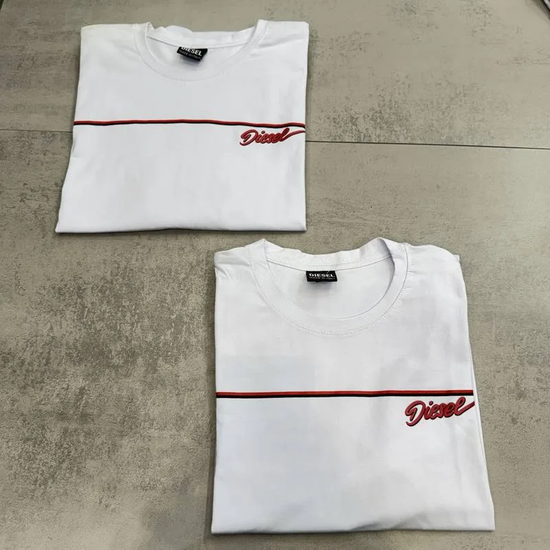 Camiseta Diesel branca faixa fina preta vermelha e escrita Diesel