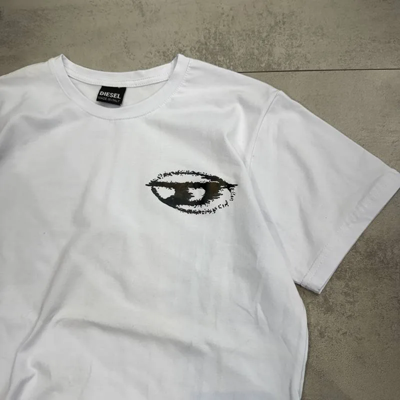 Camiseta Diesel branca logo preto estilo desgastado no peito