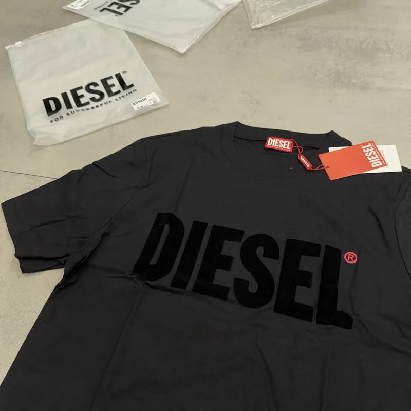 Camiseta Diesel preta logo grande preto em relevo e detalhe vermelho