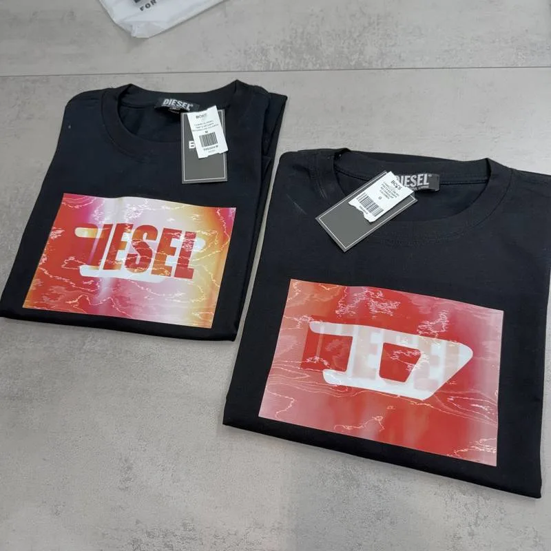 Camiseta Diesel preta estampa retangular vermelha laranja