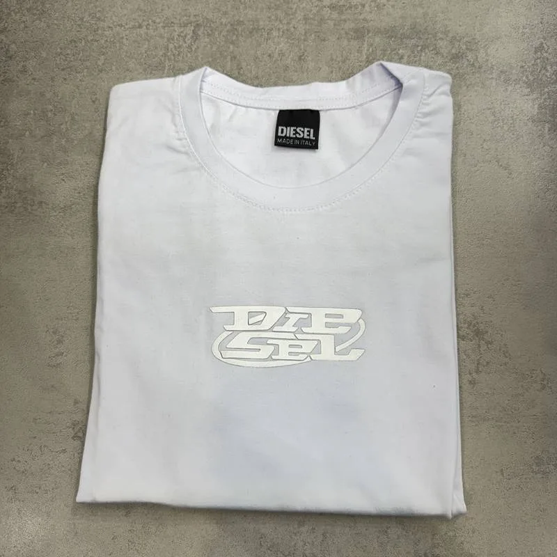 Camiseta Diesel branca logo estilizado branco gelo em relevo