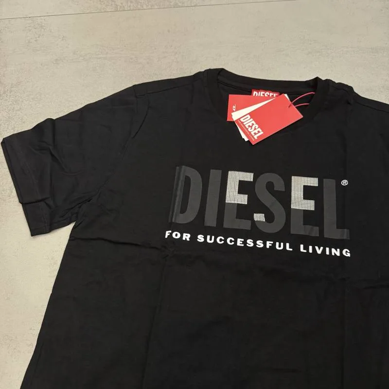 Camiseta Diesel preta logo grande preto cinza e escrita branca