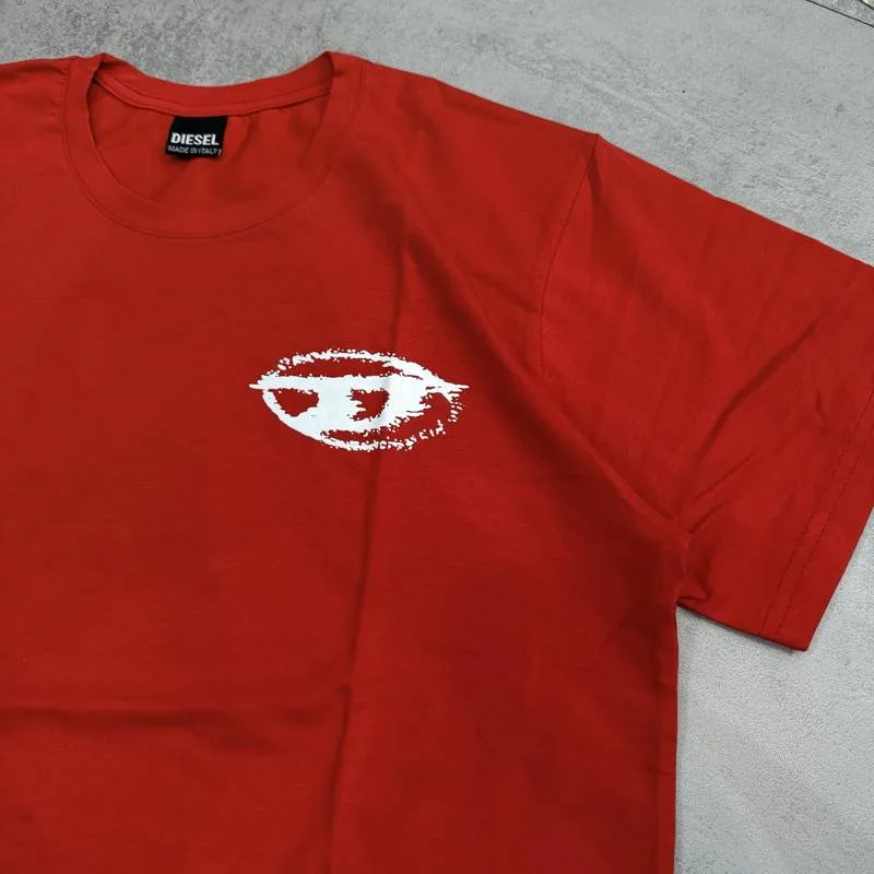 Camiseta Diesel vermelha logo branco estilo desgastado no peito