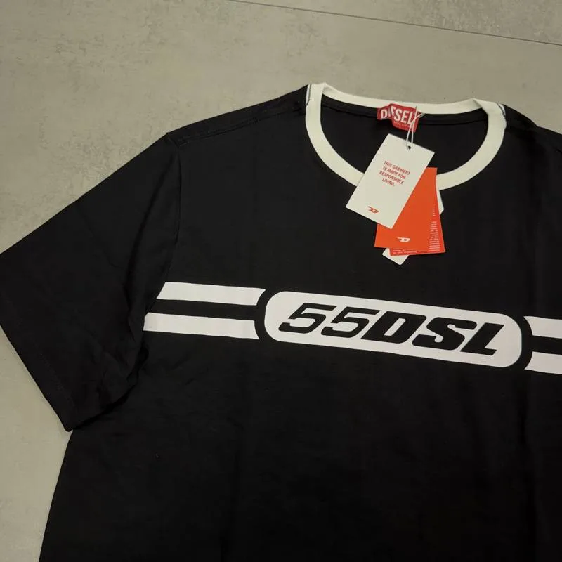 Camiseta Diesel preta gola branca estampa frontal 55DSL branca