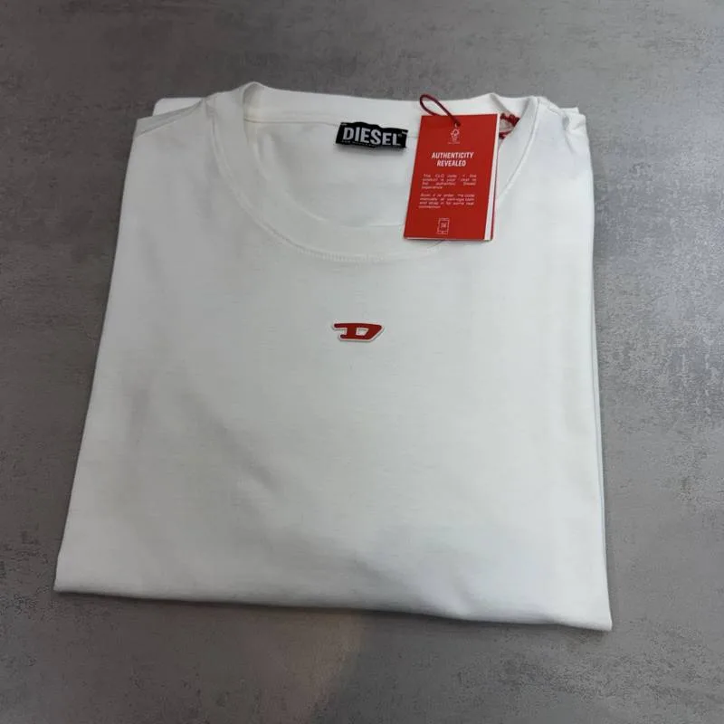 Camiseta Diesel branca logo pequeno vermelho frontal
