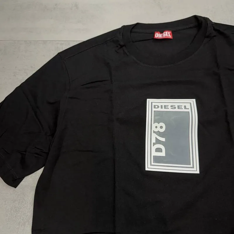 Camiseta Diesel preta estampa retangular cinza branca D78