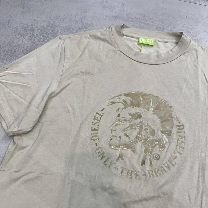 Camiseta Diesel bege off-white estampa Only The Brave em relevo