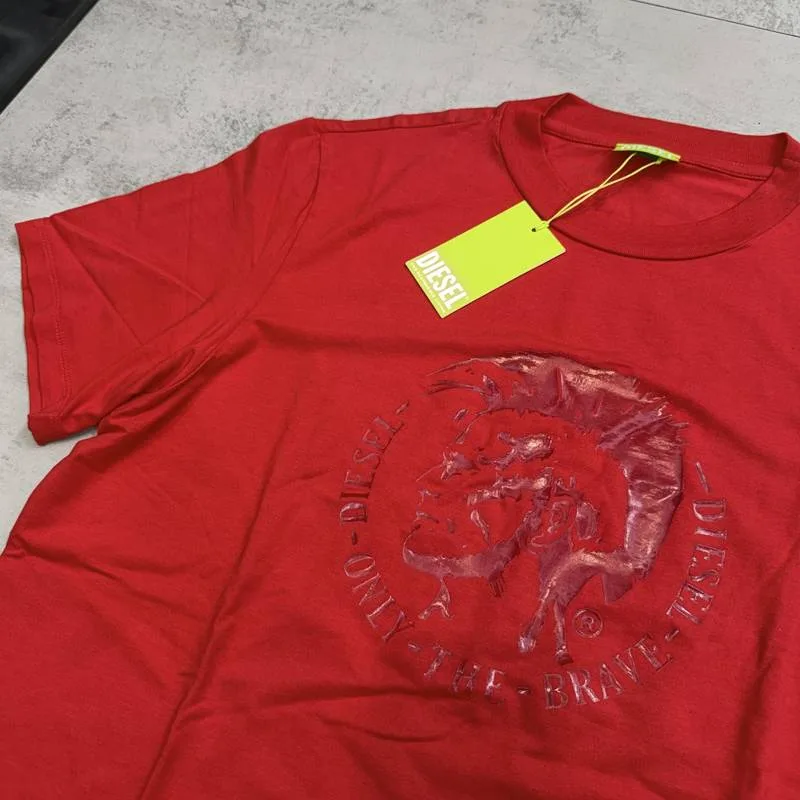 Camiseta Diesel vermelha estampa Only The Brave em relevo