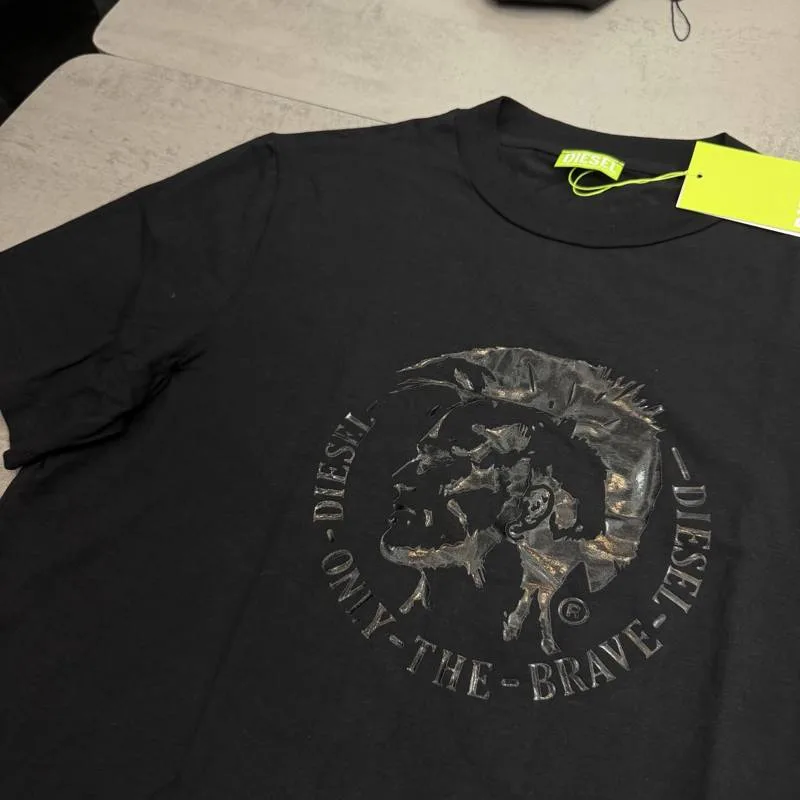 Camiseta Diesel preta estampa Only The Brave em relevo preto cinza