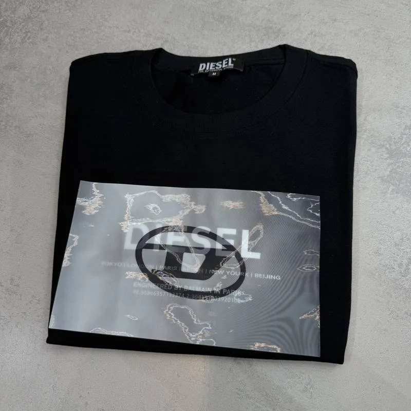 Camiseta Diesel preta estampa retangular cinza branca bege frontal