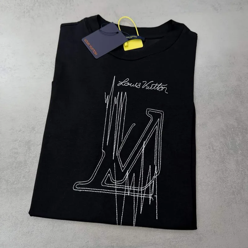 Camiseta Louis Vuitton preta estampa branca logo LV traço