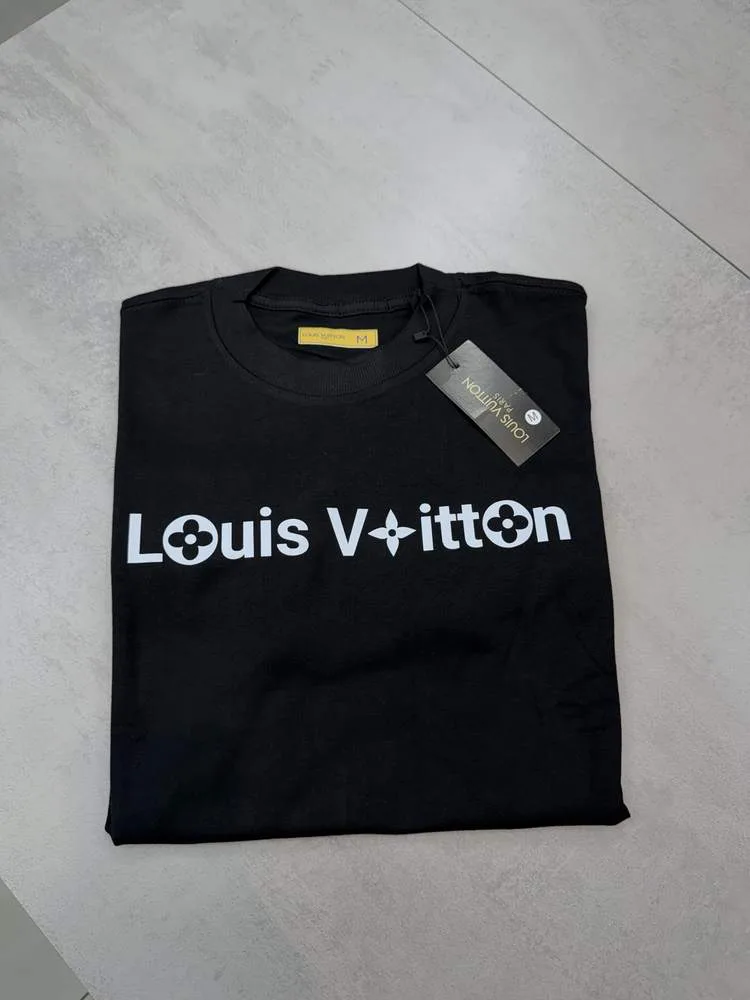 Camiseta Louis Vuitton oversized preta logo branco frontal