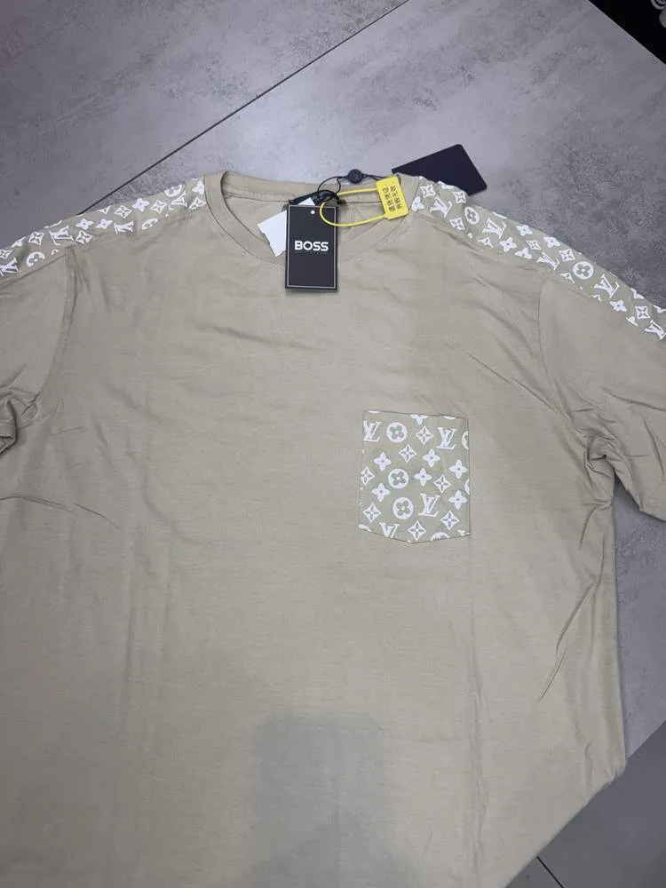 Camiseta Louis Vuitton bege monograma branco nos ombros e bolso