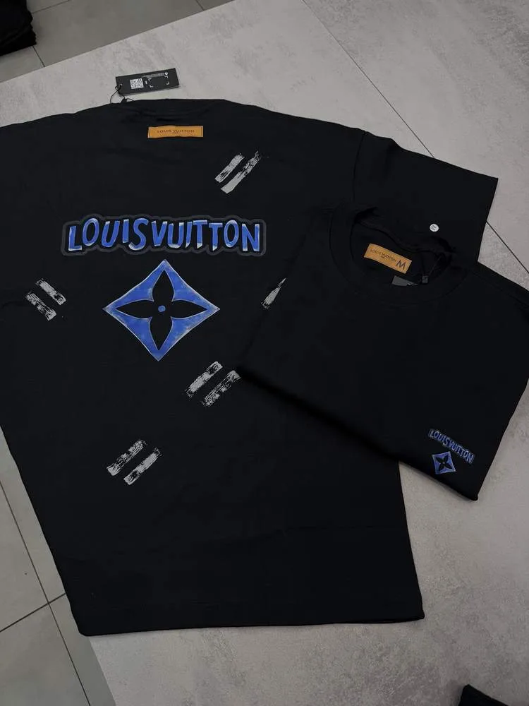 Camiseta Louis Vuitton oversized preta estampa azul e preta